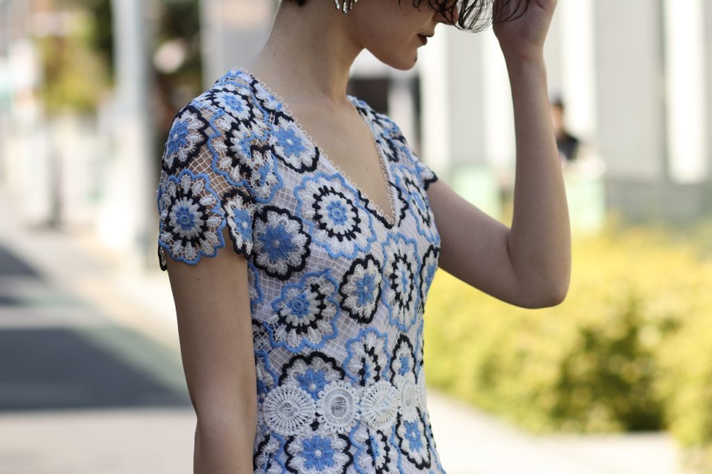 ML Monique Lhuillierの白と青の半袖タイトドレス。