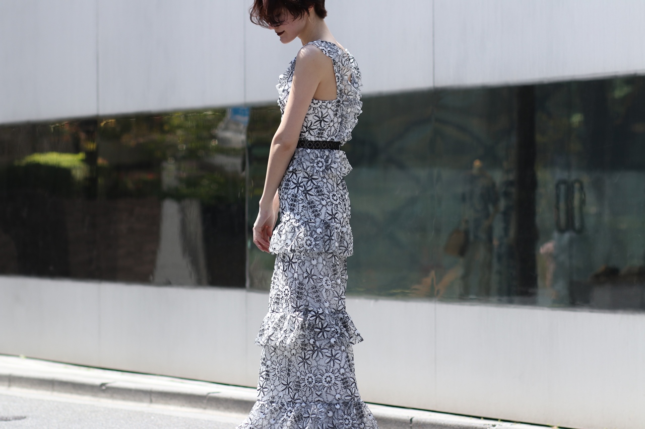 ML Monique Lhuillierの白に黒で刺繍が施されているロングドレス。