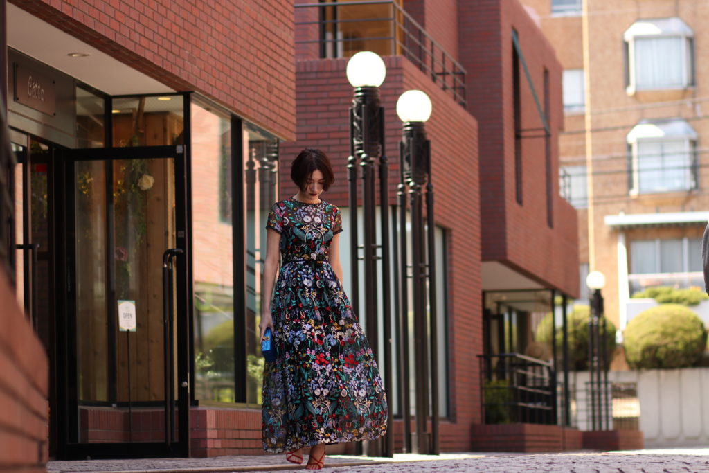 ML Monique Lhillier 黒地にカラフル刺繍が施されている半袖のロングドレス。