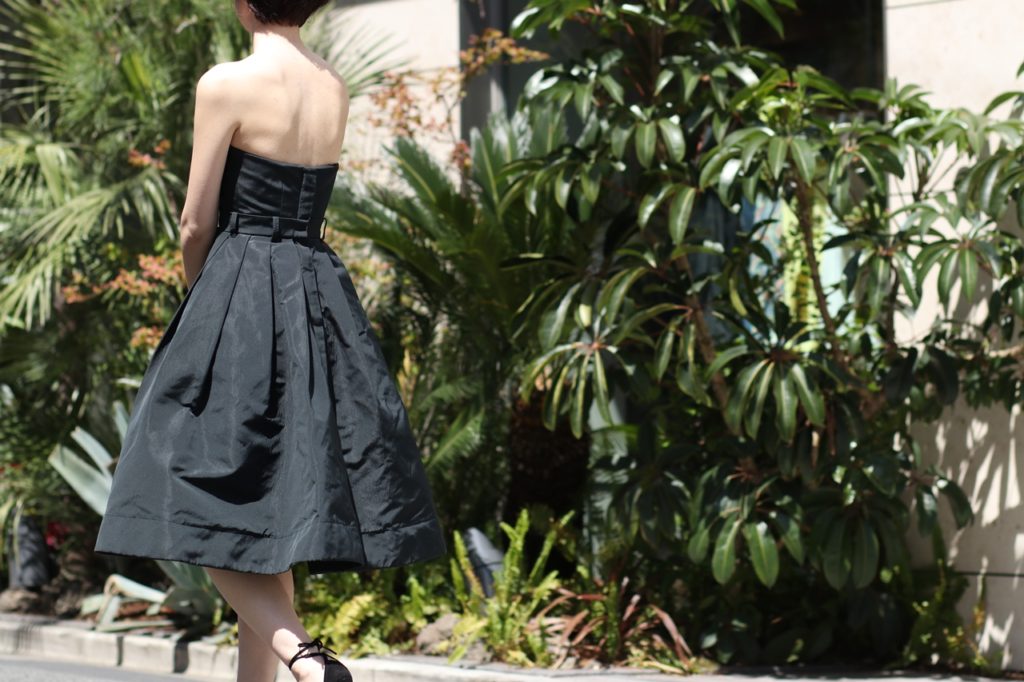 VERA WANG(ヴェラ・ワン)のブラックのベアトップドレス。バックスタイルはフィットアンドフレアなデザインのドレスです。