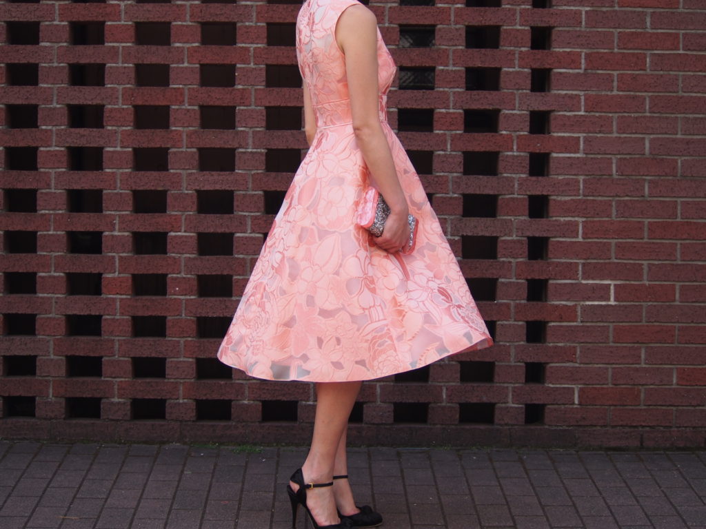 パーソナルカラーの診断別におすすめのレンタルドレスは花柄レースの淡いサーモンピンクのLela Rose(レラ・ローズ)のドレス