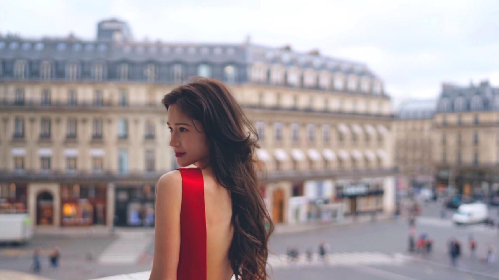 女優・モデルとして活躍する神向ふきさん、パリで赤のKatie Ermilioの背中が空いたドレスを着て。