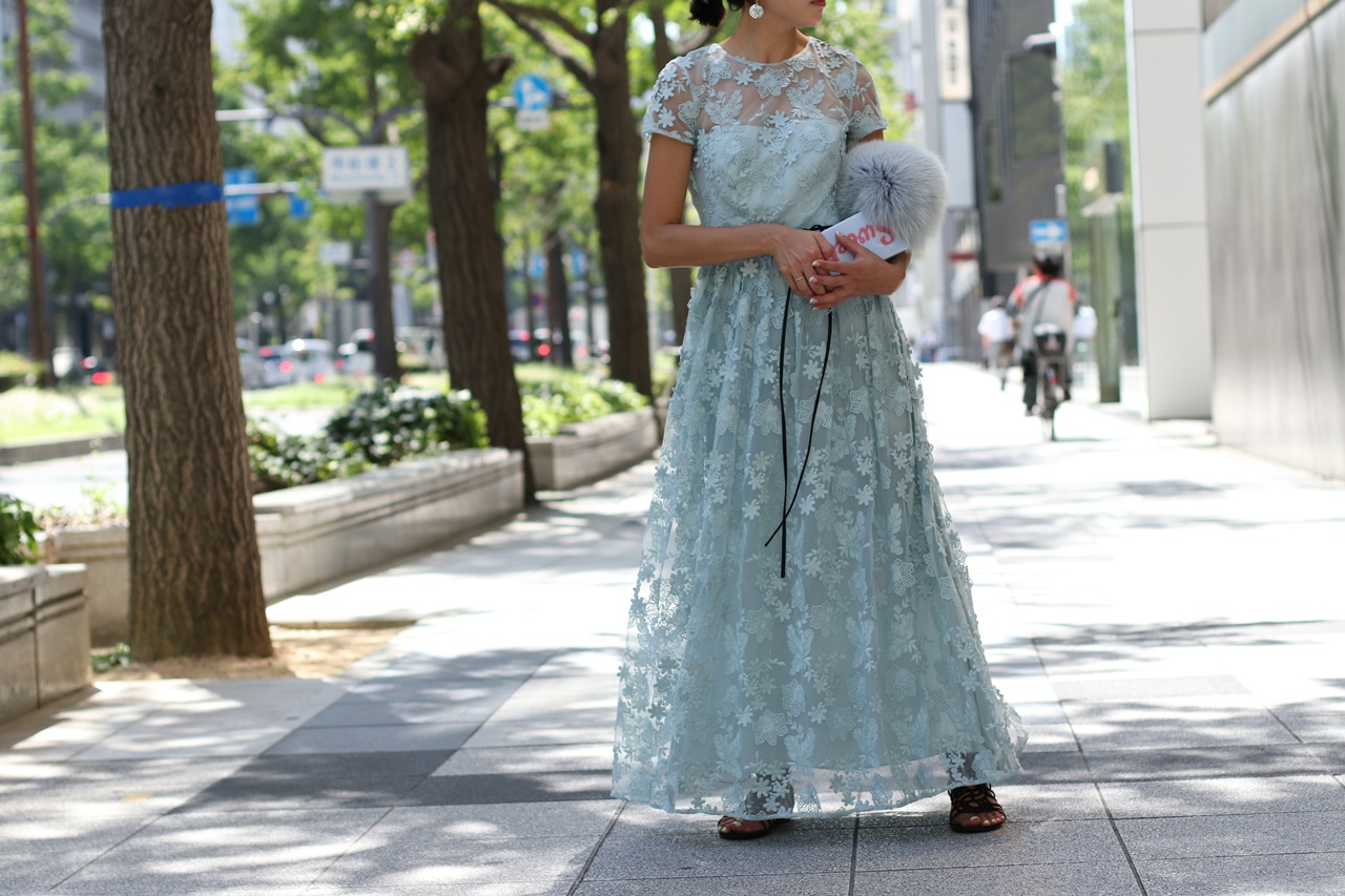 スカイブルーのレースロングドレスは骨格診断でウェーブタイプの方におすすめのレンタルドレス
