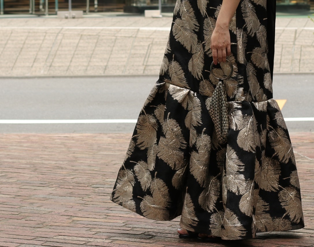 リーフ模様のジャガード素材のロングドレスは骨格ストレートの方におすすめのレンタルドレス