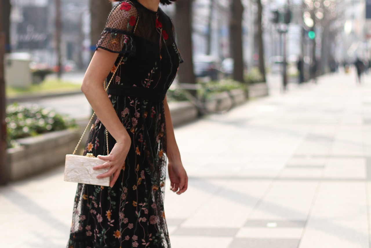 ドレスのサブスクには黒い小花柄のML Monique Lhuillier(エムエル モニーク ルイリエ) のレンタルドレス