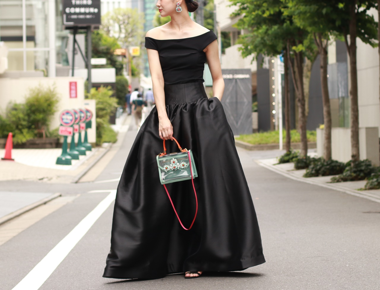 黒いオフショルダートップスとKhoon Hooi(クーン・フーイ)のハイウエスタックスカートは骨格ウェーブの方におすすめのレンタルドレス