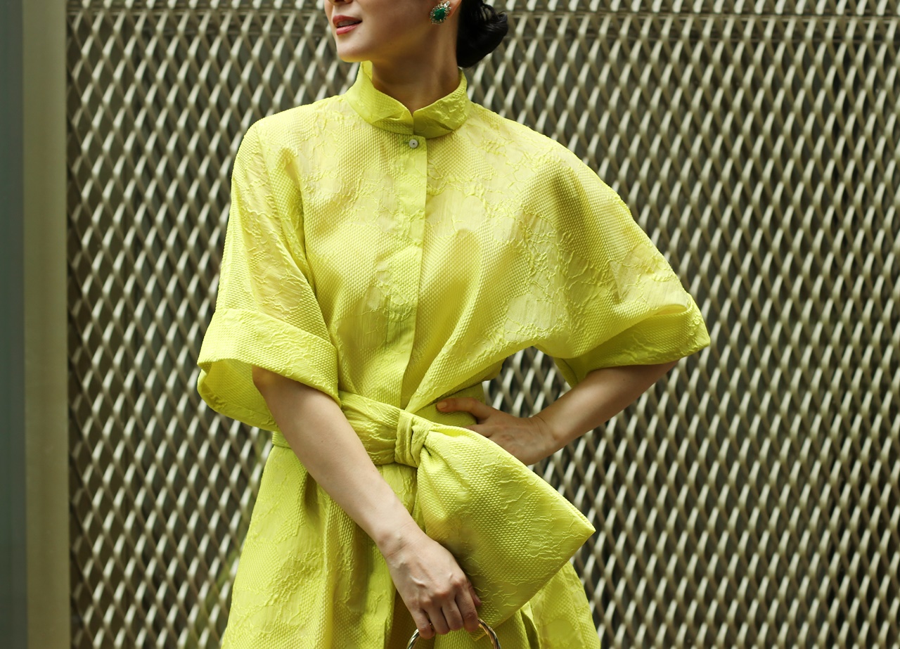ドレスのサブスクにおすすめの黄色のKhoon Hooi(クーン・フーイ)のシャツワンピース