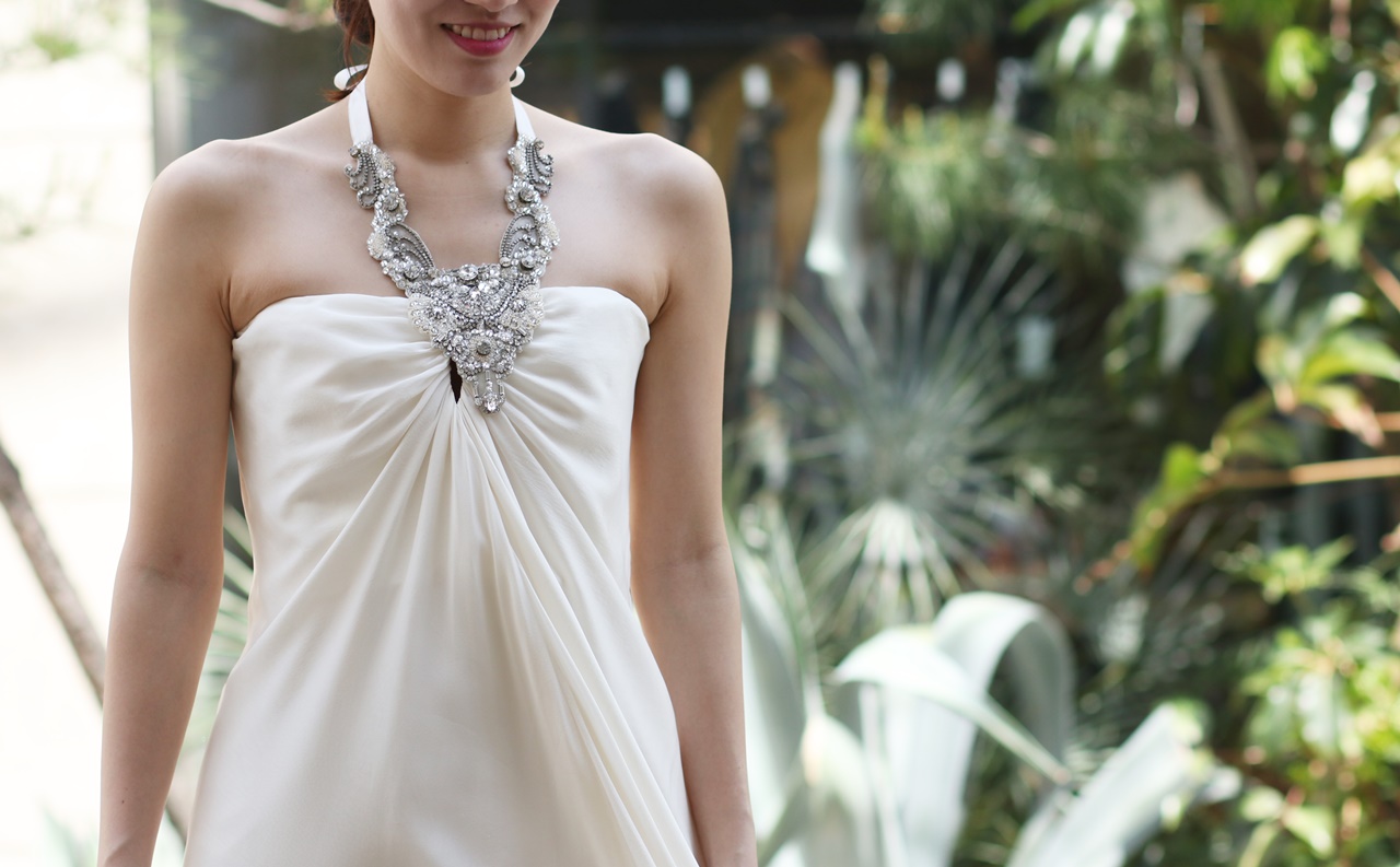 フォトウェディングにおすすめなオシャレなドレスはシルク素材のストラップレスのウエディングドレス