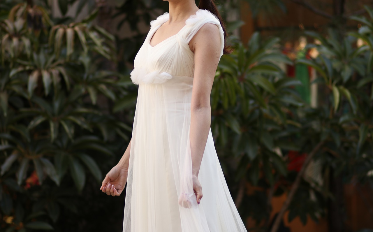 フォトウェディングにおすすめなオシャレなドレスは白いソフトチュールのエンパイアウェディングドレス