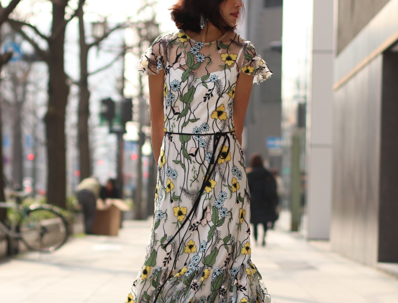ドレスのサブスクにはML Monique Lhuiilier(エムエル・モニーク・ルイリエ)の黄色と水色の花の刺繍がされたレンタルドレス