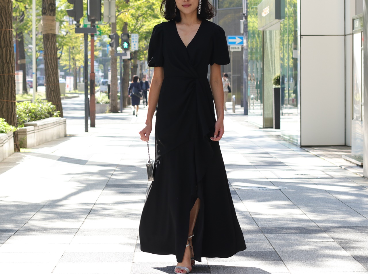 Vネックラインの黒いロングドレスは骨格ストレートの方におすすめのレンタルドレス
