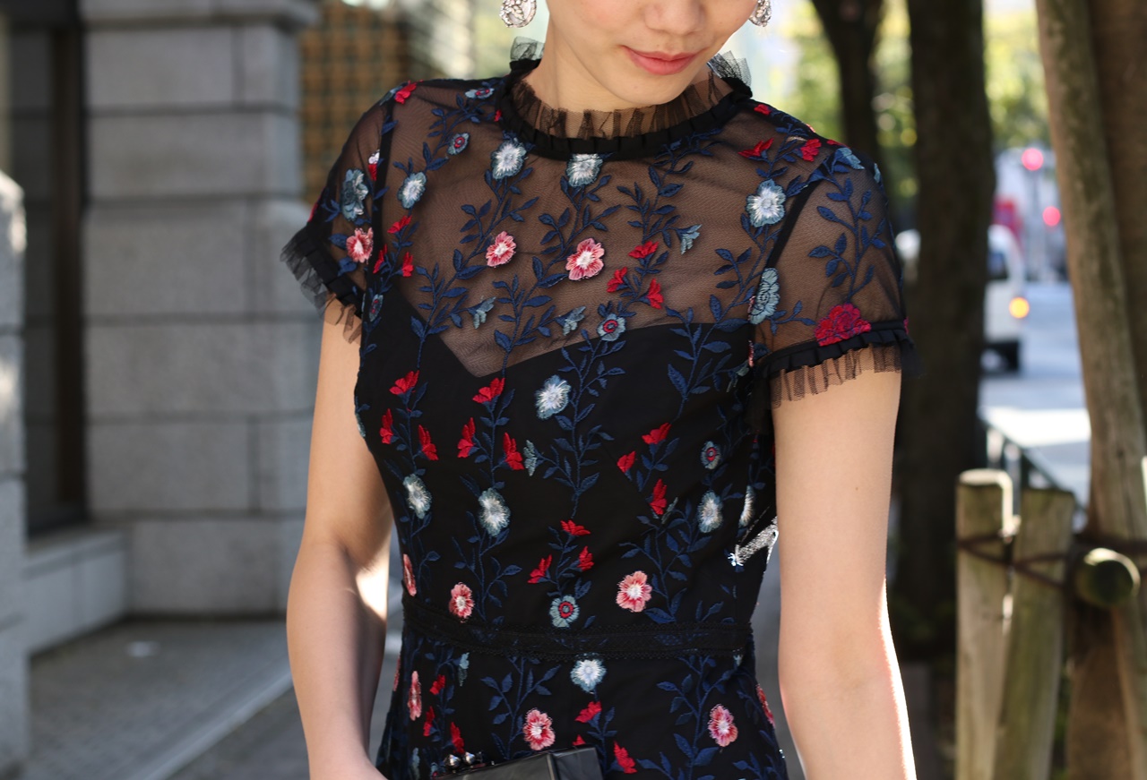 黒いチュールに小花柄が刺繍されたML Monique Lhuillier(エムエル・モニーク・ルイリエ)のレンタルドレスは骨格ウェーブの方におすすめ